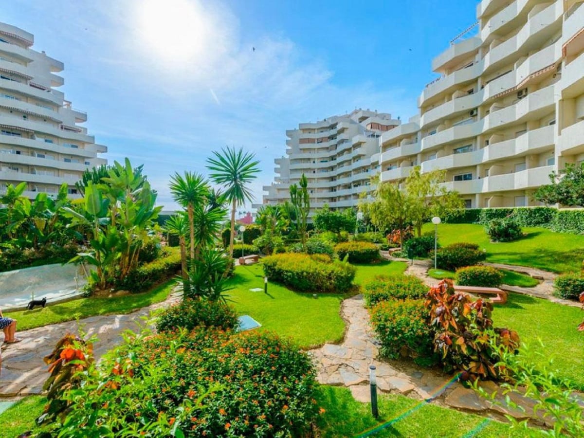 Photo 1 Middle Floor Apartment Benalmadena, Costa del Sol, Málaga – R4894150