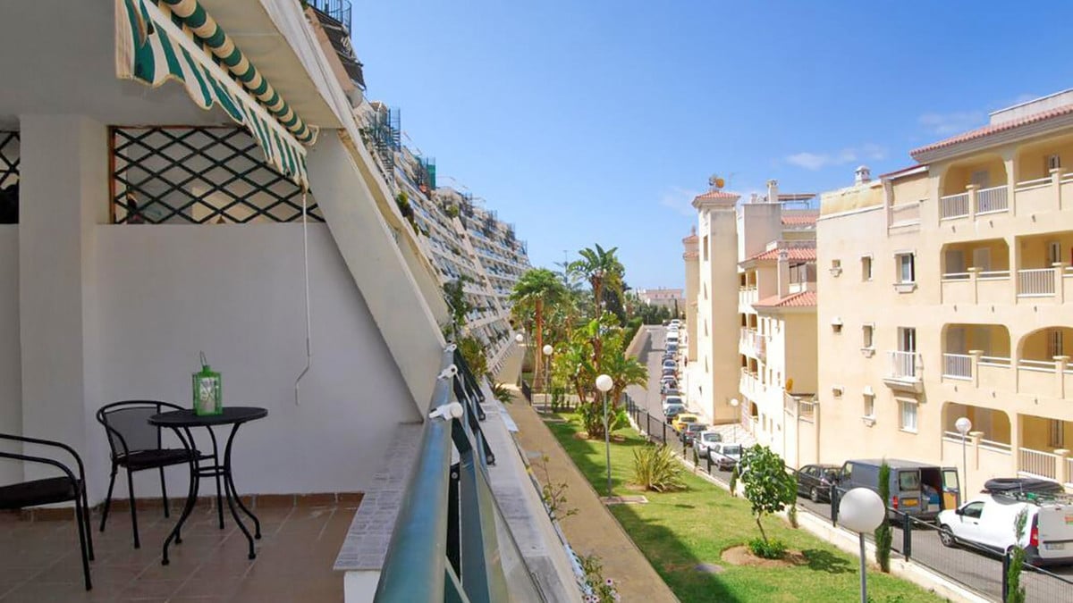 Photo 1 Middle Floor Apartment Benalmadena, Costa del Sol, Málaga – R4408759
