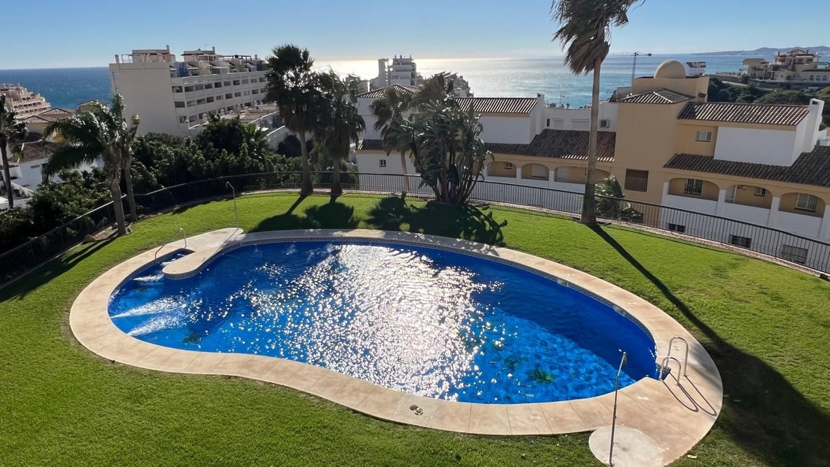 Photo 1 Middle Floor Apartment Benalmadena, Costa del Sol, Málaga – R4914910