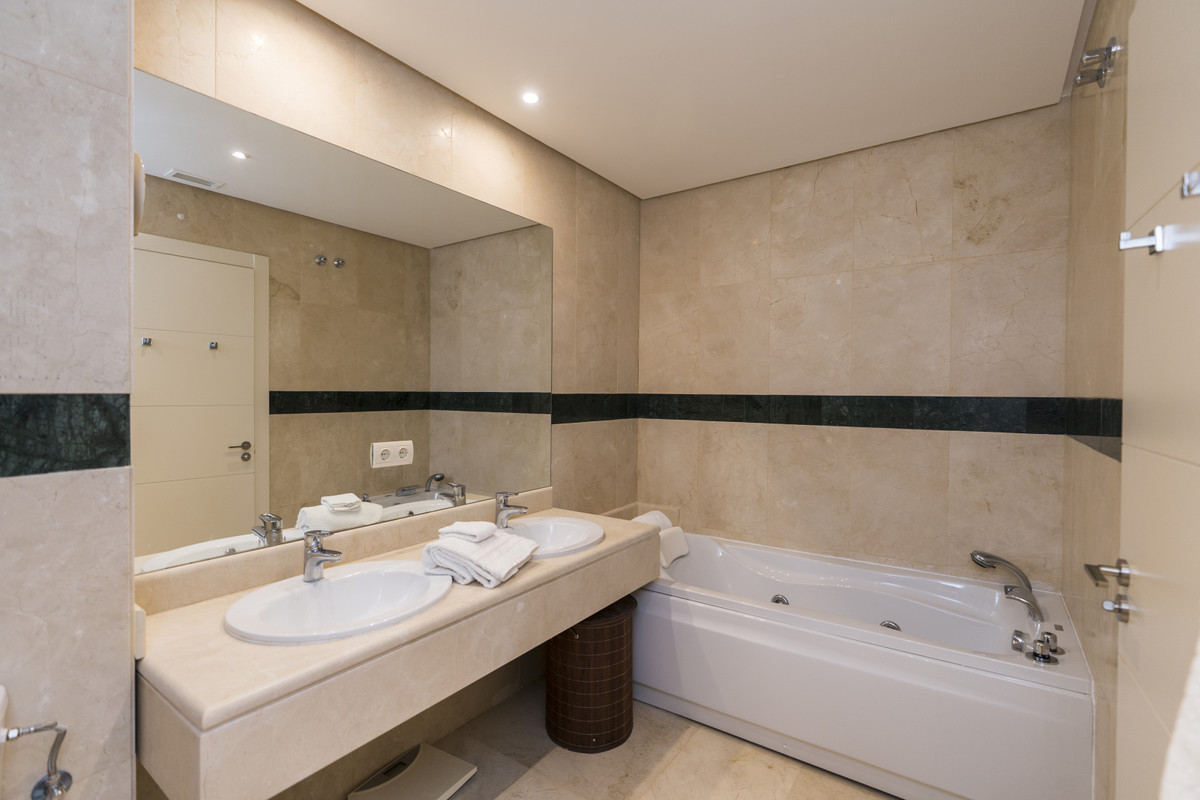Photo 22 Ground Floor Apartment Nueva Andalucía, Costa del Sol, Málaga – R4673671