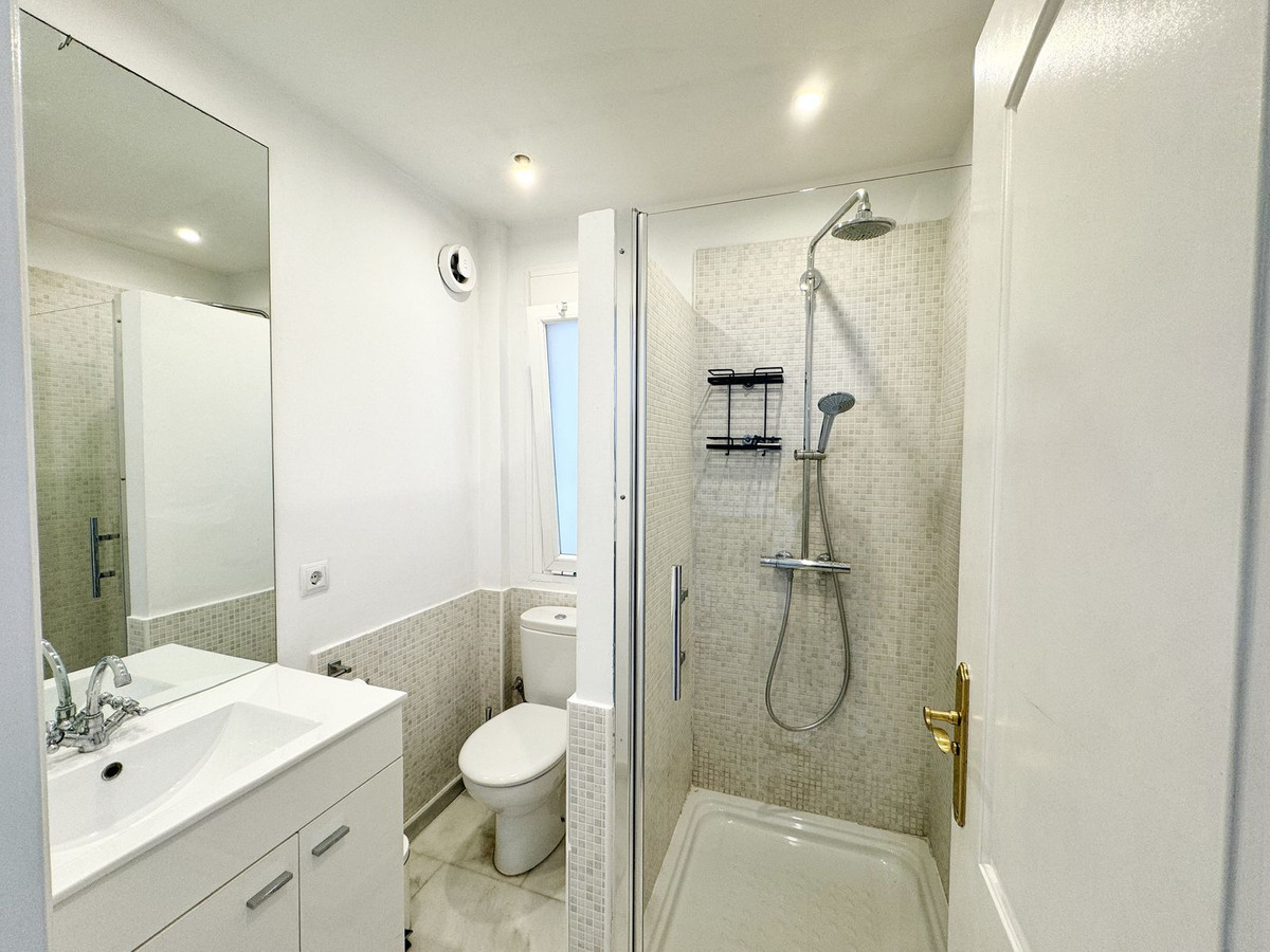 Photo 11 Detached Villa El Paraiso, Costa del Sol, Málaga – R4615102