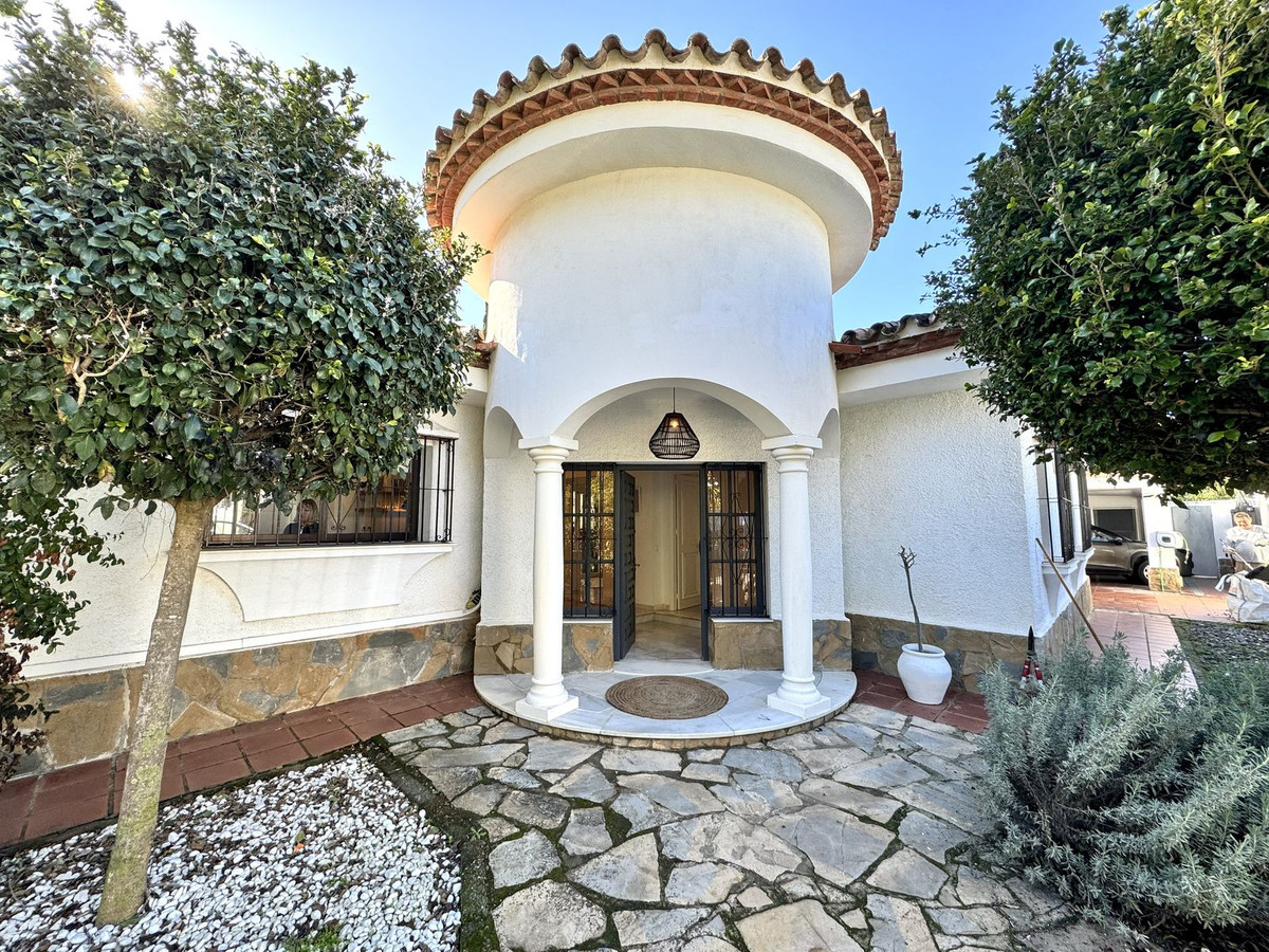 Photo 12 Detached Villa El Paraiso, Costa del Sol, Málaga – R4615102