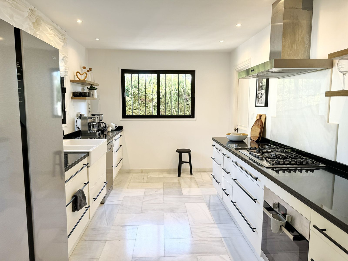 Photo 4 Detached Villa El Paraiso, Costa del Sol, Málaga – R4615102