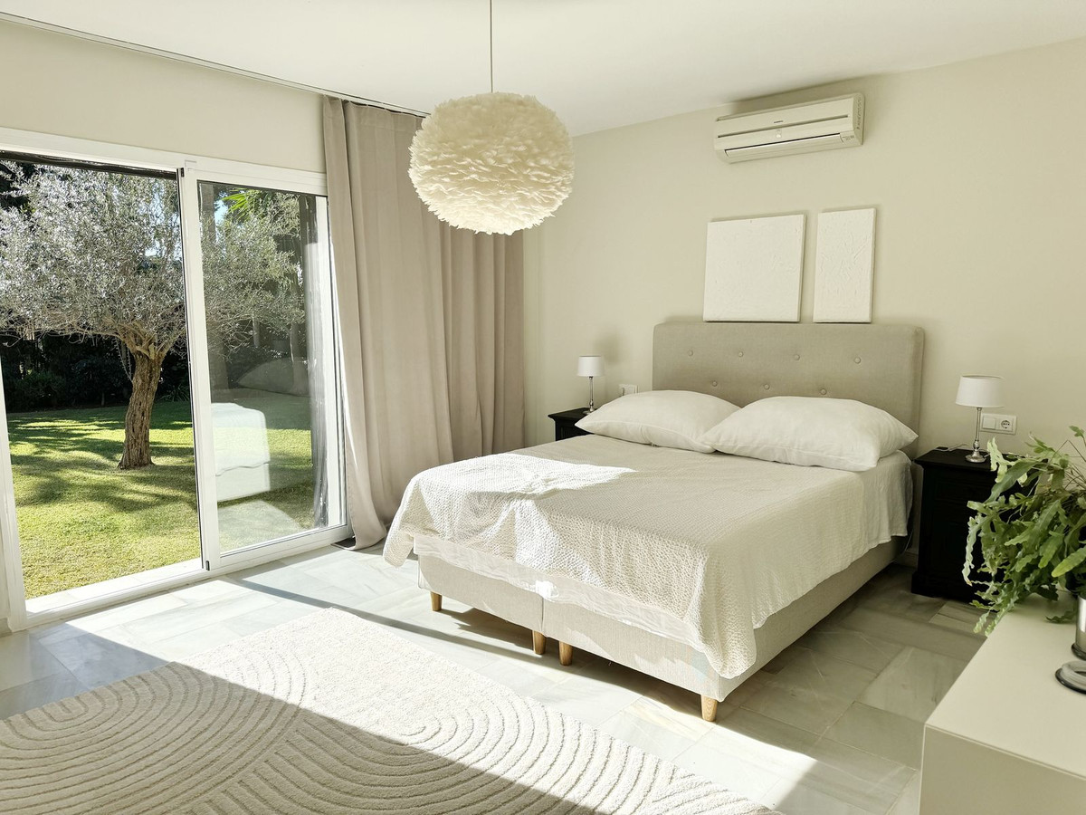 Photo 6 Detached Villa El Paraiso, Costa del Sol, Málaga – R4615102