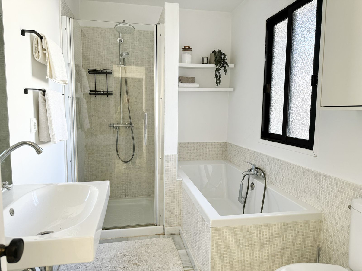 Photo 7 Detached Villa El Paraiso, Costa del Sol, Málaga – R4615102
