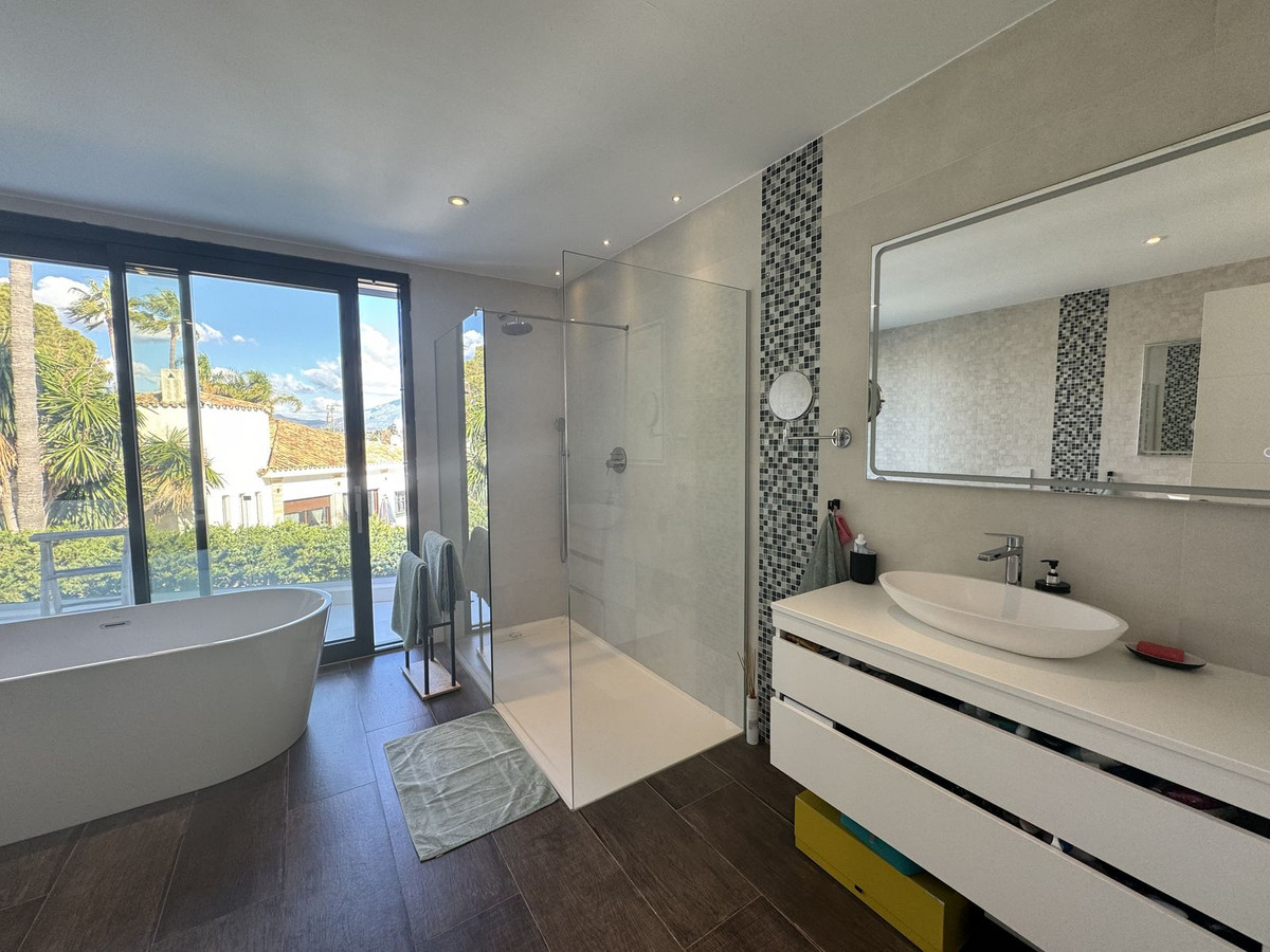 Photo 11 Detached Villa Atalaya, Costa del Sol, Málaga – R4981324