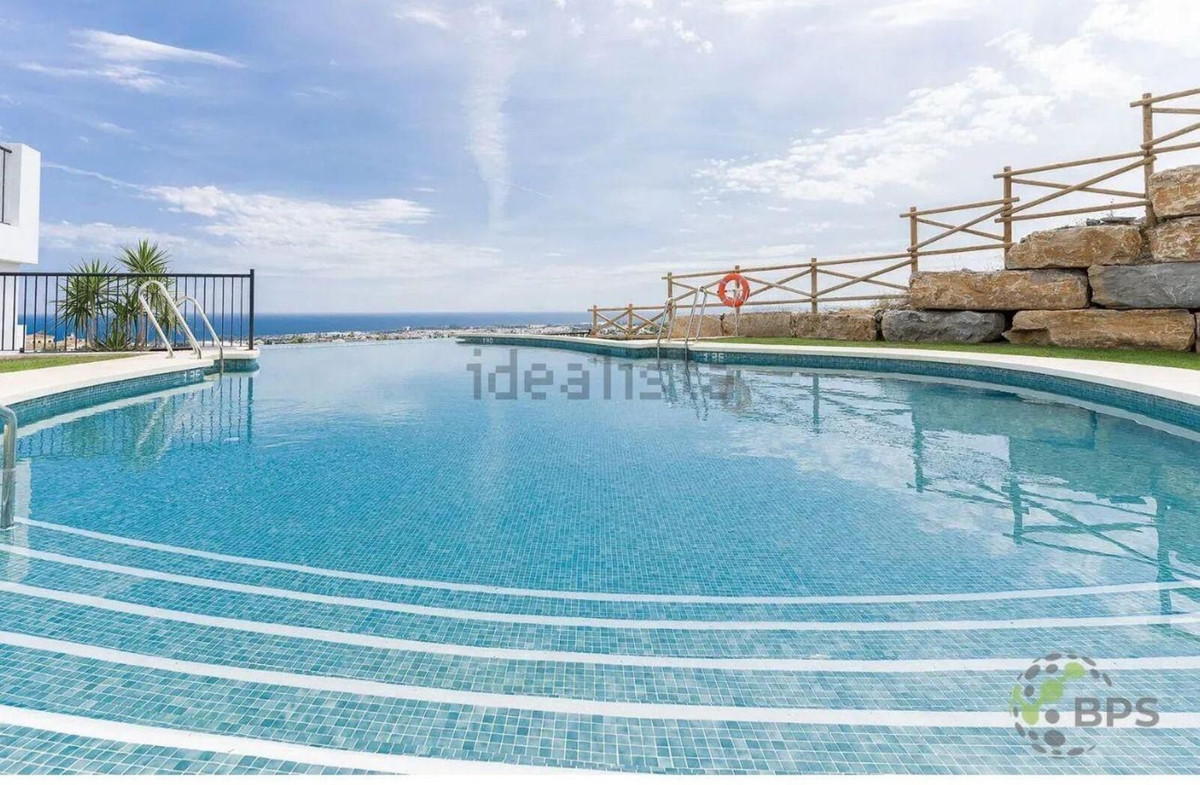Photo 1 Middle Floor Apartment El Paraiso, Costa del Sol, Málaga – R4968475