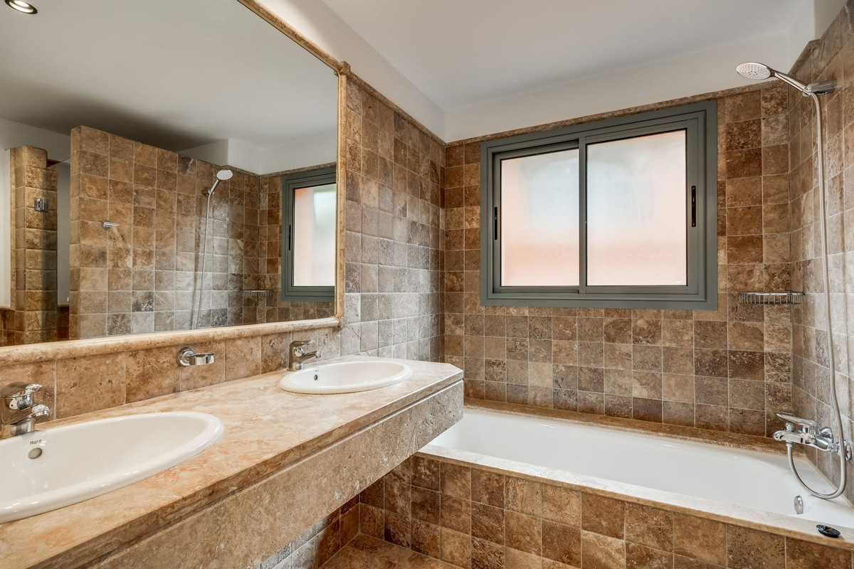 Photo 12 Middle Floor Apartment Atalaya, Costa del Sol, Málaga – R4917337