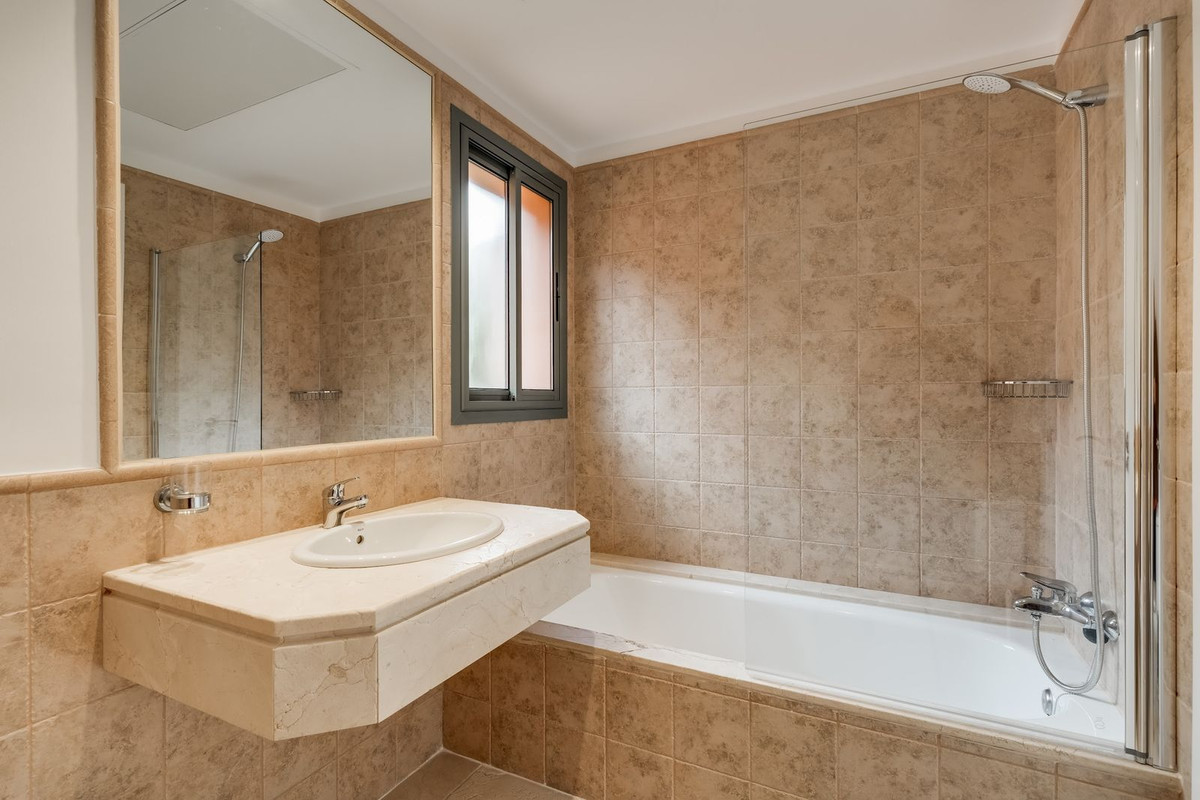 Photo 18 Middle Floor Apartment Atalaya, Costa del Sol, Málaga – R4917337