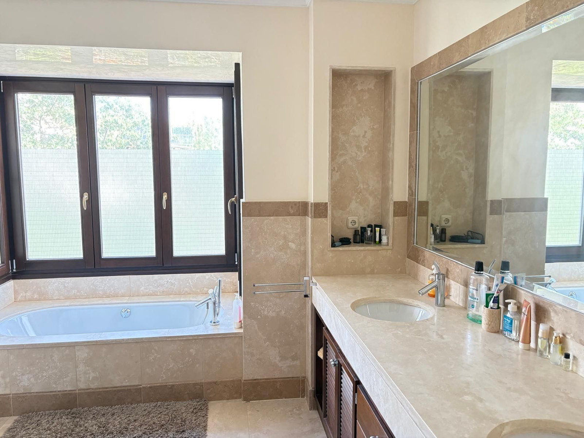 Photo 14 Detached Villa El Paraiso, Costa del Sol, Málaga – R4880032