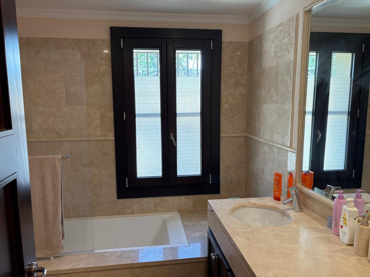 Photo 23 Detached Villa El Paraiso, Costa del Sol, Málaga – R4880032