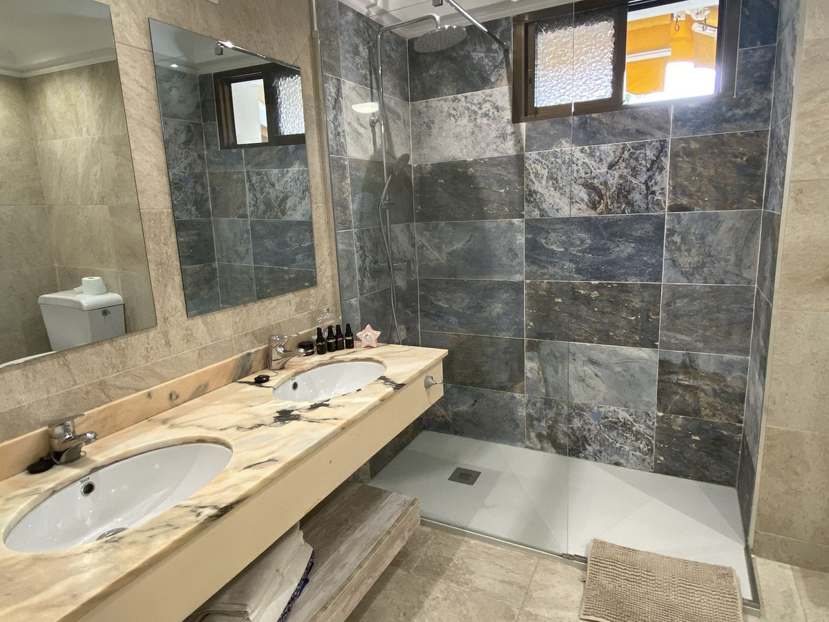 Photo 13 Middle Floor Apartment Atalaya, Costa del Sol, Málaga – R4870186
