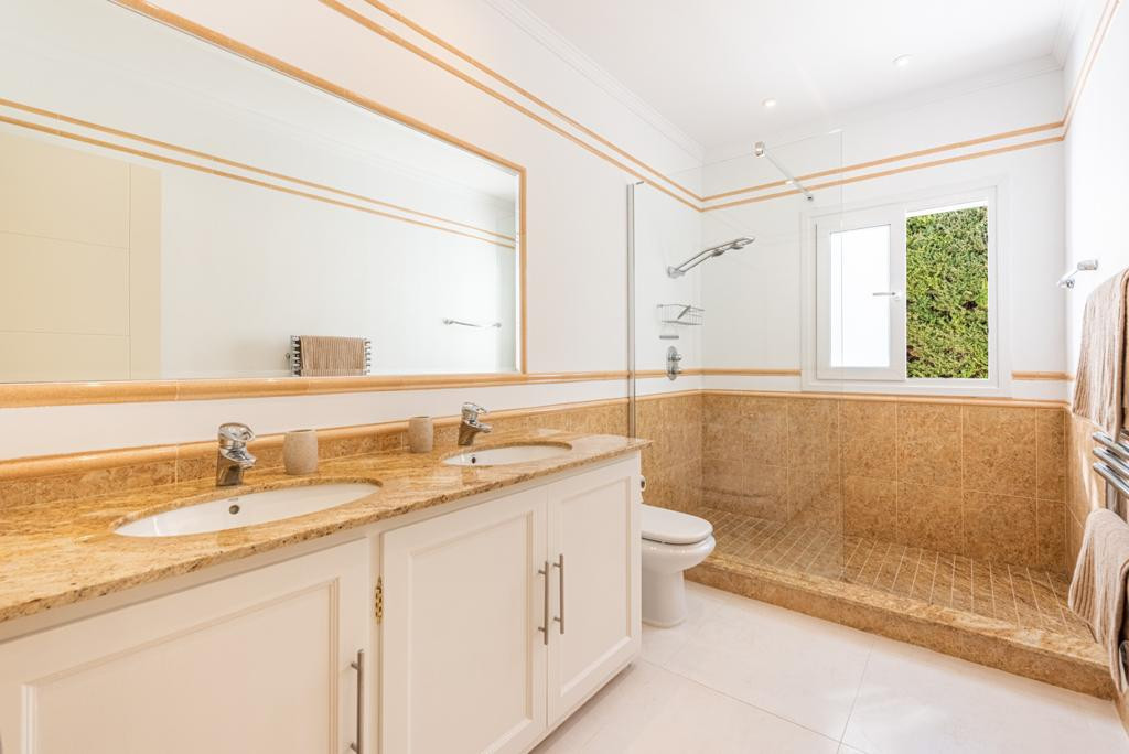 Photo 19 Detached Villa El Paraiso, Costa del Sol, Málaga – R4841326
