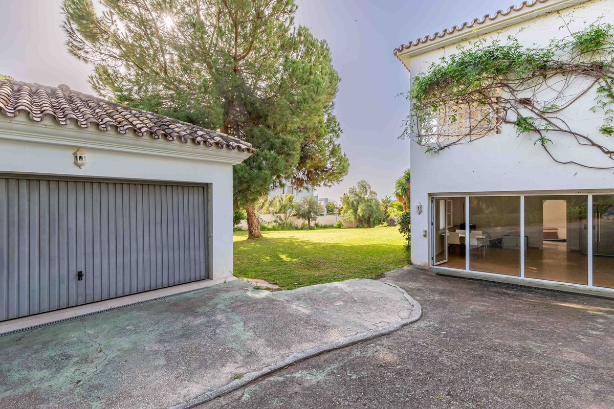 Photo 12 Detached Villa El Paraiso, Costa del Sol, Málaga – R5023336