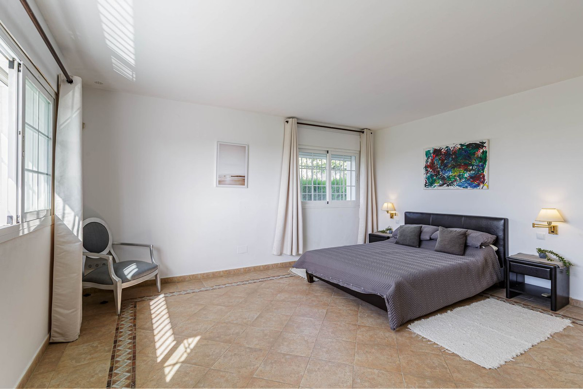 Photo 13 Detached Villa El Paraiso, Costa del Sol, Málaga – R5023336