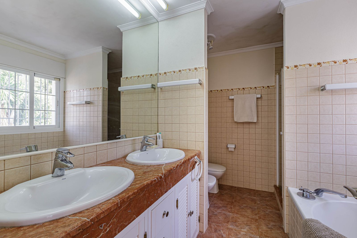 Photo 14 Detached Villa El Paraiso, Costa del Sol, Málaga – R5023336