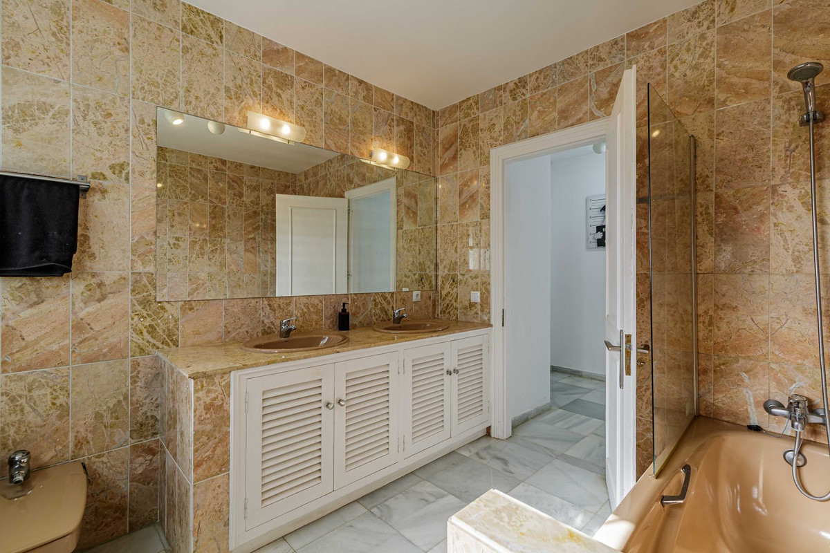 Photo 16 Detached Villa El Paraiso, Costa del Sol, Málaga – R5023336