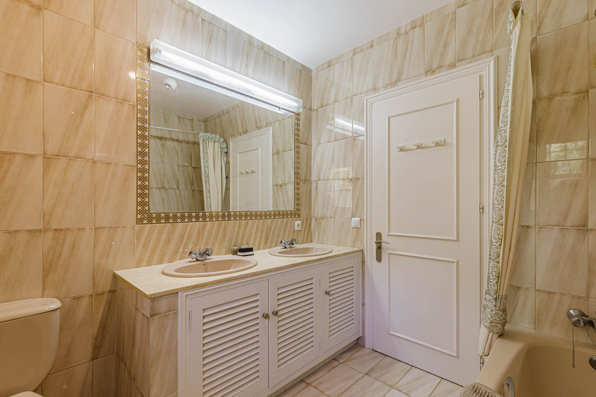 Photo 18 Detached Villa El Paraiso, Costa del Sol, Málaga – R5023336