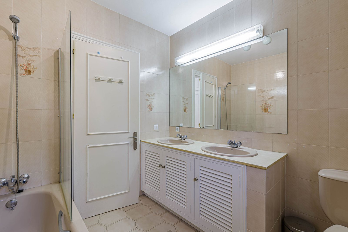 Photo 20 Detached Villa El Paraiso, Costa del Sol, Málaga – R5023336
