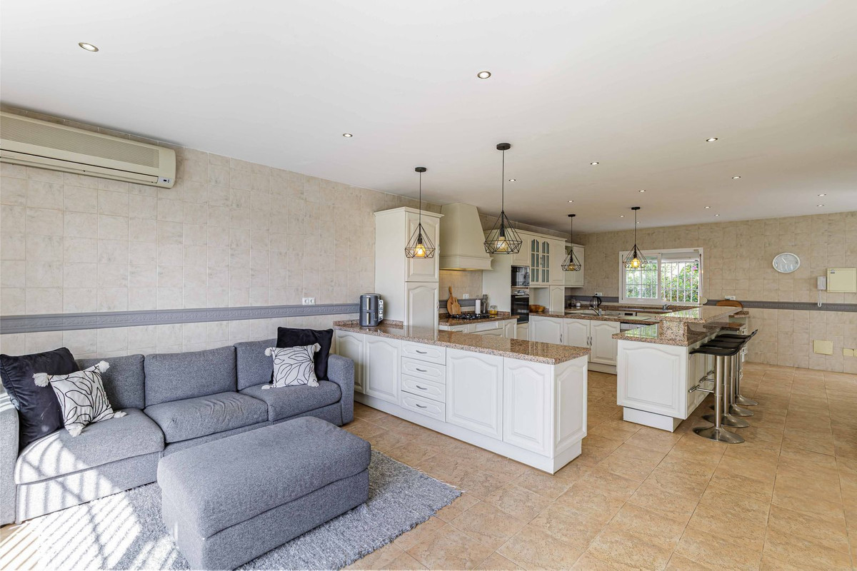 Photo 8 Detached Villa El Paraiso, Costa del Sol, Málaga – R5023336