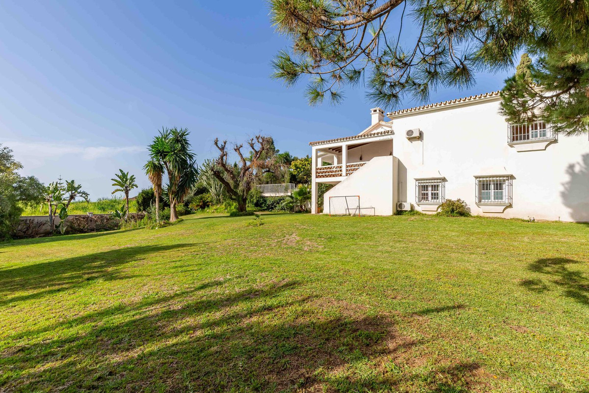 Photo 10 Detached Villa El Paraiso, Costa del Sol, Málaga – R5023336