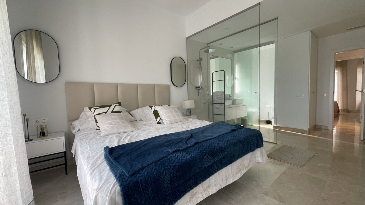 Photo 11 Middle Floor Apartment El Paraiso, Costa del Sol, Málaga – R5020621