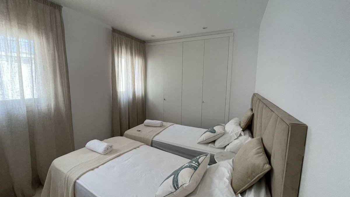 Photo 13 Middle Floor Apartment El Paraiso, Costa del Sol, Málaga – R5020621