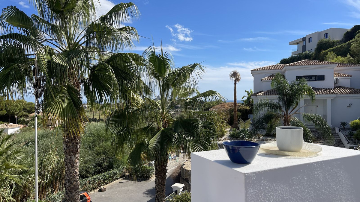 Photo 21 Middle Floor Apartment El Paraiso, Costa del Sol, Málaga – R5020621