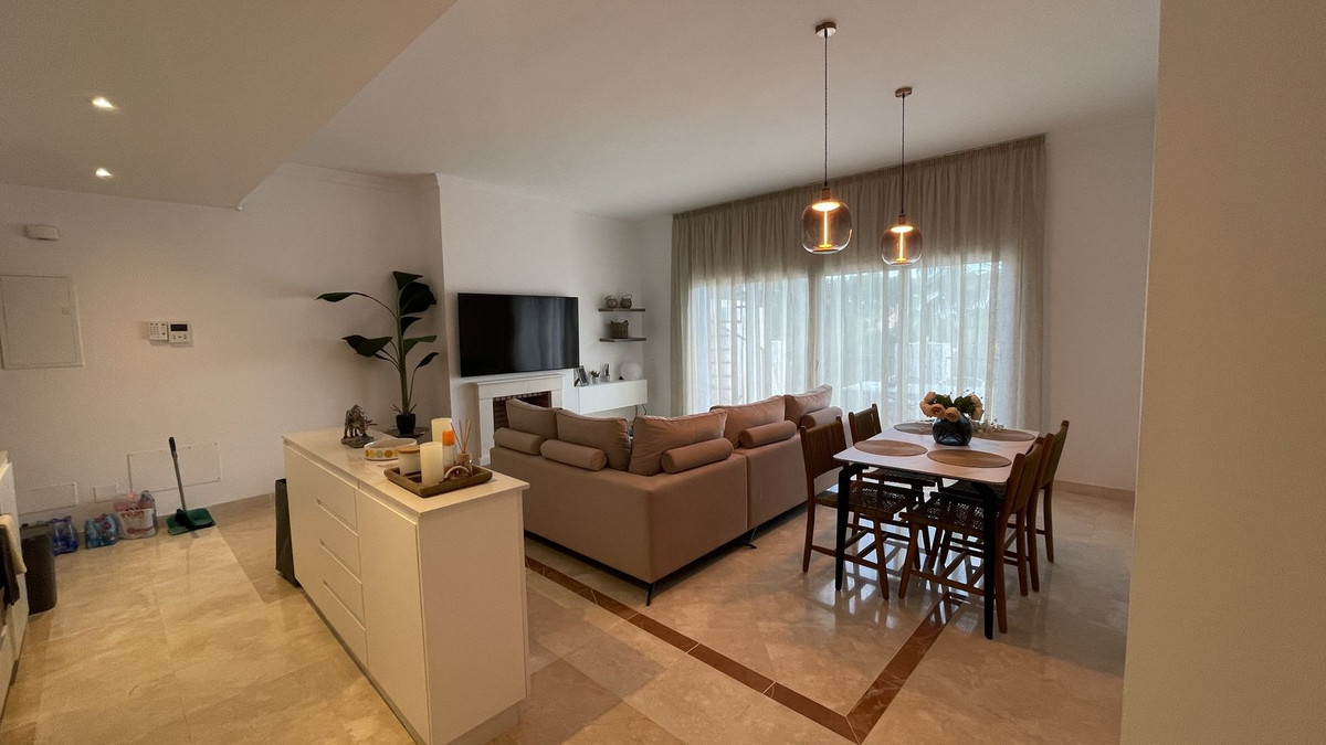 Photo 4 Middle Floor Apartment El Paraiso, Costa del Sol, Málaga – R5020621