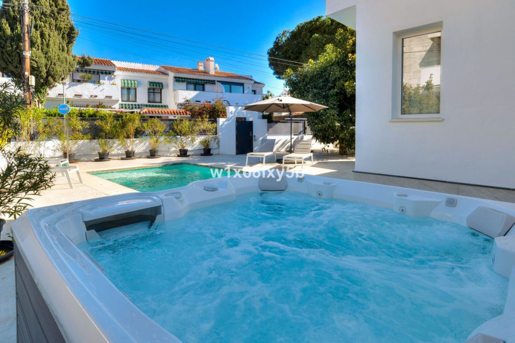 Photo 3 Detached Villa San Pedro de Alcántara, Costa del Sol, Málaga – R4950724
