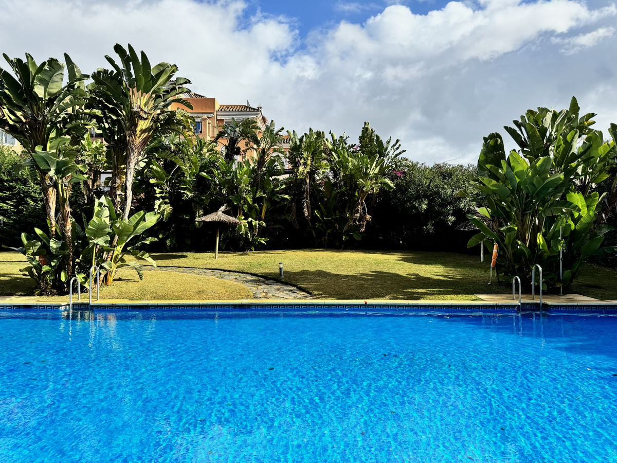 Photo 1 Middle Floor Apartment Guadalmina Alta, Costa del Sol, Málaga – R4608409
