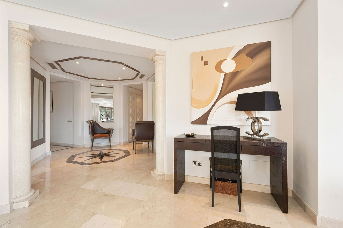 Photo 13 Middle Floor Apartment Nueva Andalucía, Costa del Sol, Málaga – R5041933
