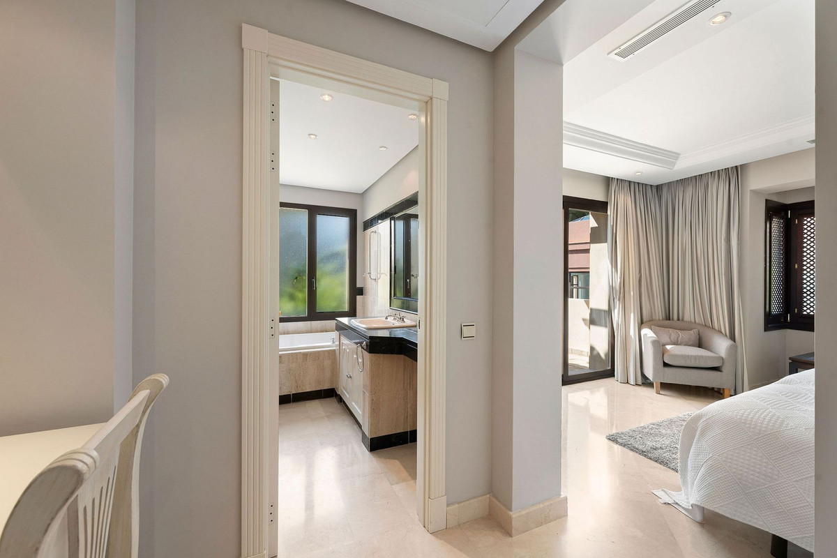 Photo 25 Middle Floor Apartment Nueva Andalucía, Costa del Sol, Málaga – R5041933