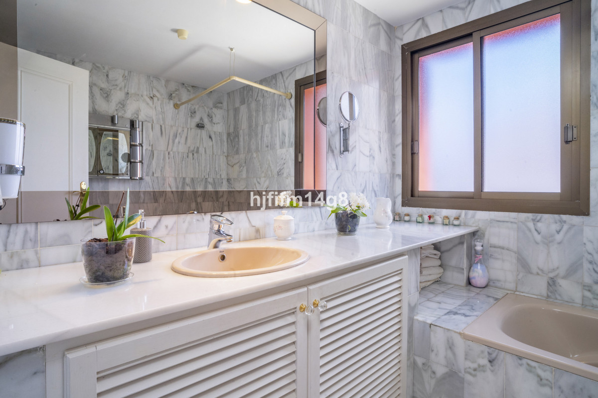 Photo 14 Detached Villa Nueva Andalucía, Costa del Sol, Málaga – R5023576