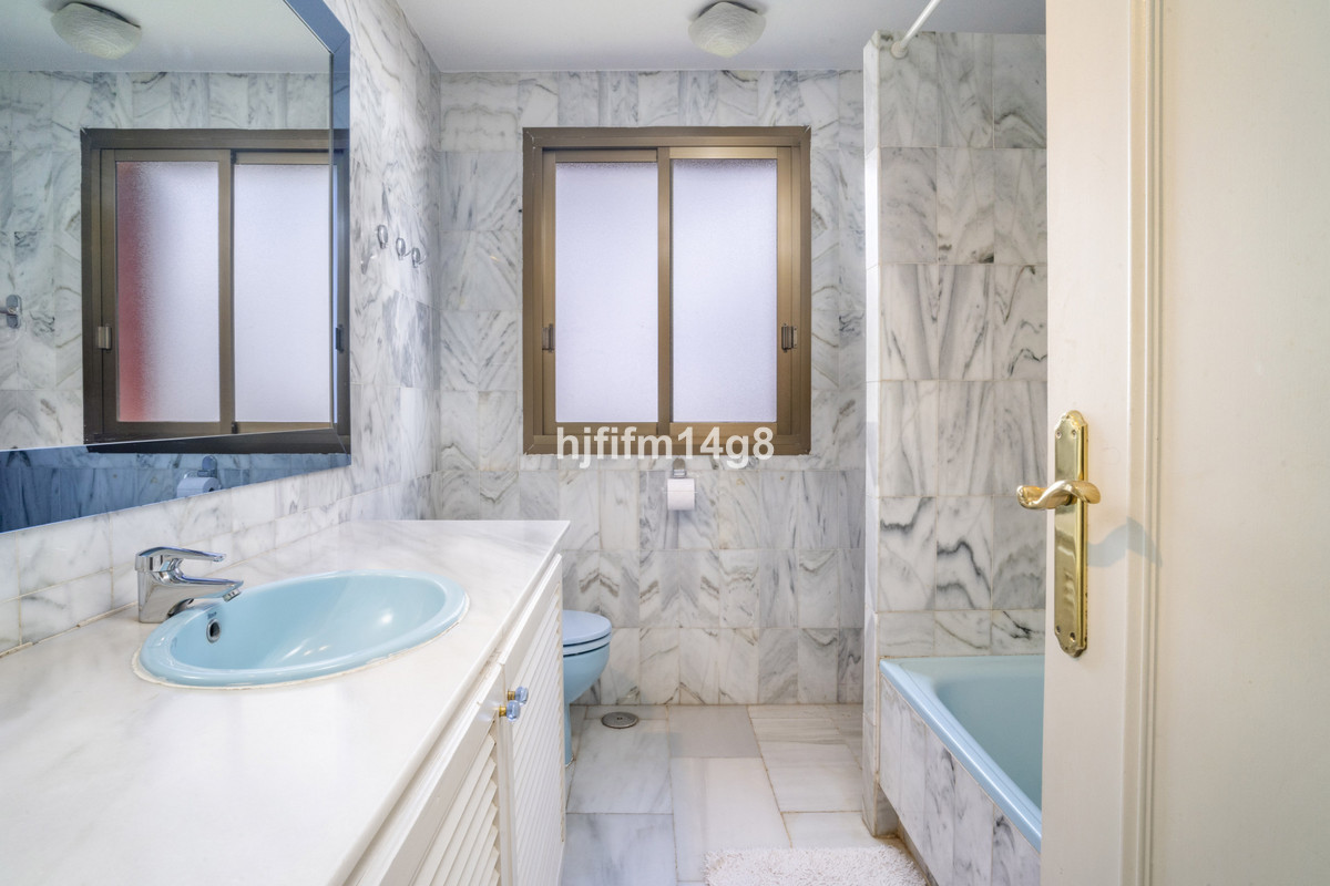 Photo 19 Detached Villa Nueva Andalucía, Costa del Sol, Málaga – R5023576