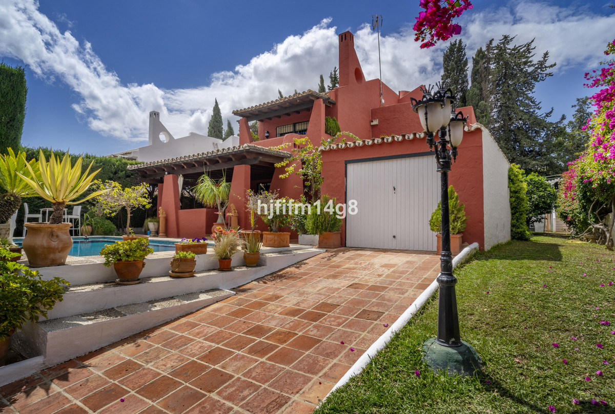 Photo 3 Detached Villa Nueva Andalucía, Costa del Sol, Málaga – R5023576