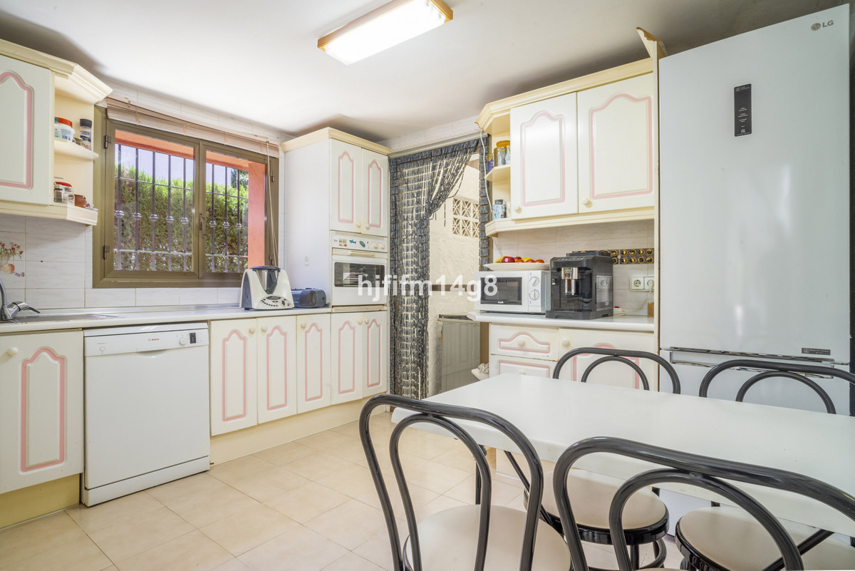 Photo 9 Detached Villa Nueva Andalucía, Costa del Sol, Málaga – R5023576