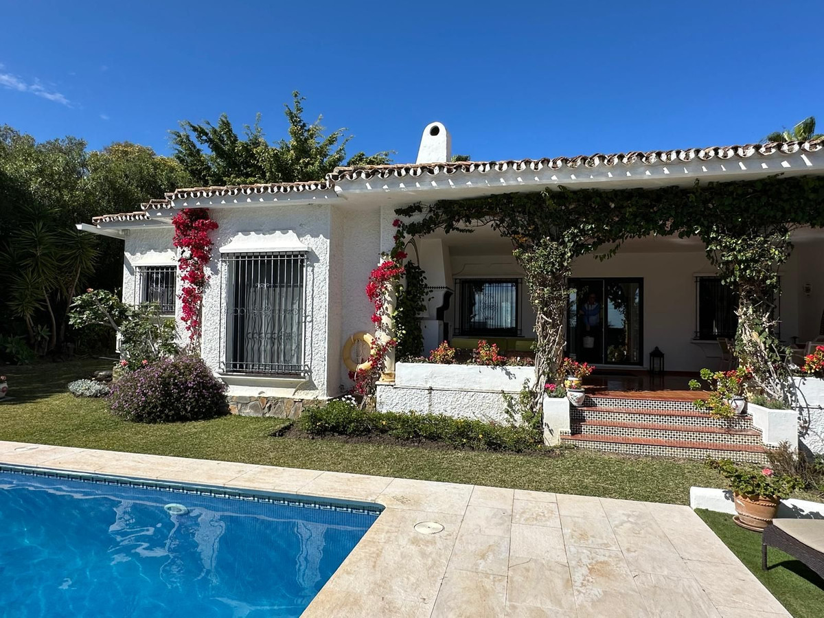 Photo 13 Detached Villa El Paraiso, Costa del Sol, Málaga – R5040070