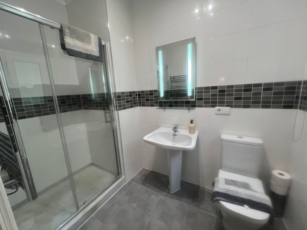 Photo 19 Detached Villa El Paraiso, Costa del Sol, Málaga – R5040070