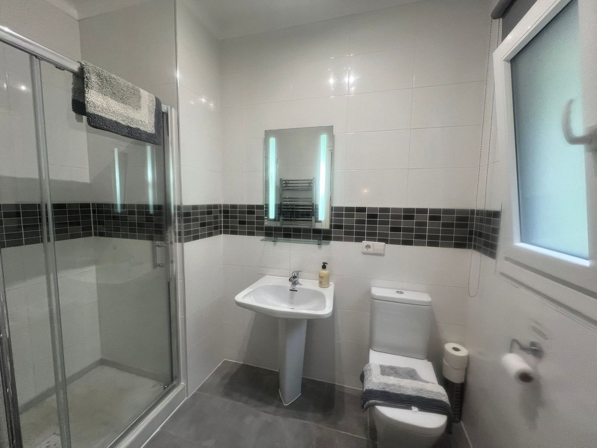 Photo 22 Detached Villa El Paraiso, Costa del Sol, Málaga – R5040070
