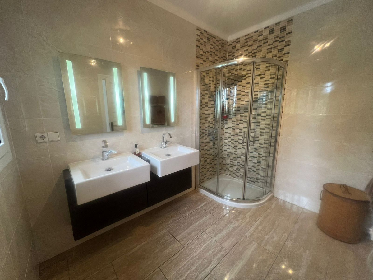 Photo 23 Detached Villa El Paraiso, Costa del Sol, Málaga – R5040070