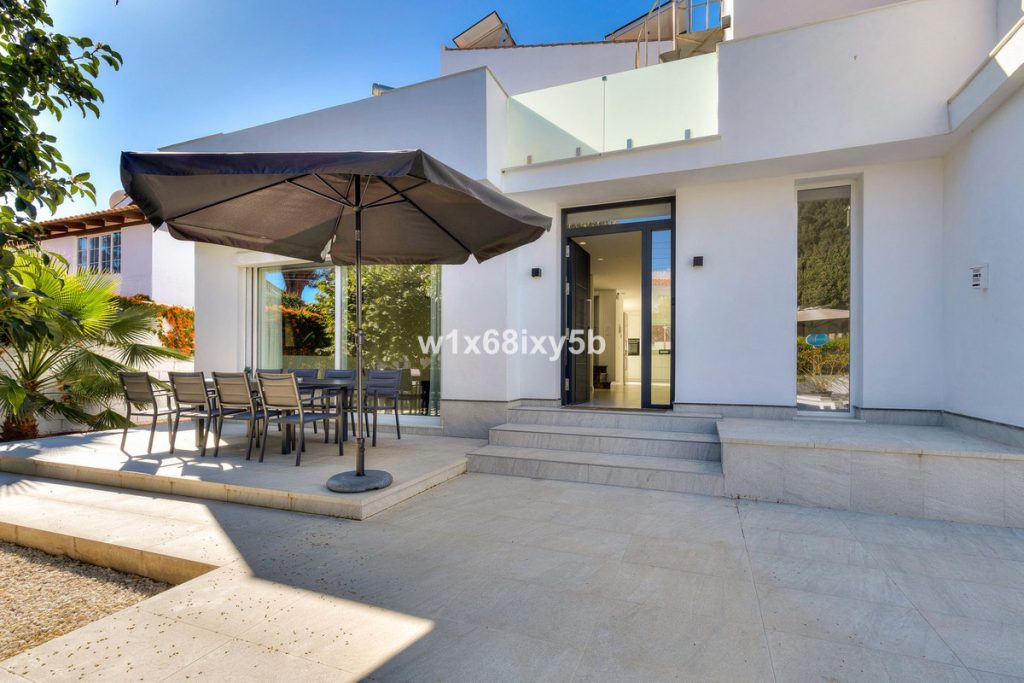 Photo 1 Detached Villa San Pedro de Alcántara, Costa del Sol, Málaga – R4950724