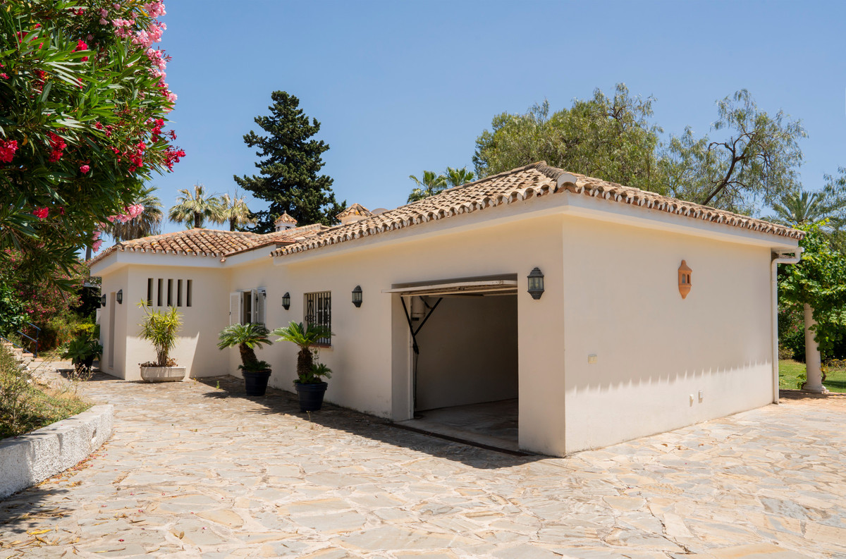Photo 12 Detached Villa El Paraiso, Costa del Sol, Málaga – R5064325