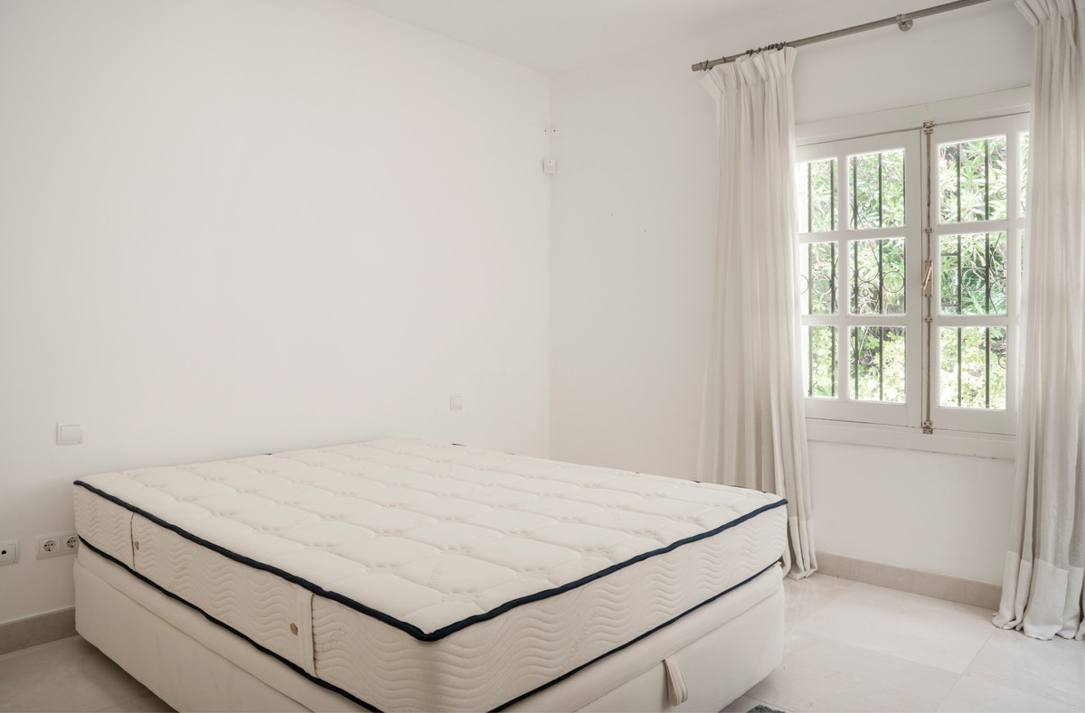 Photo 10 Detached Villa El Paraiso, Costa del Sol, Málaga – R5064325