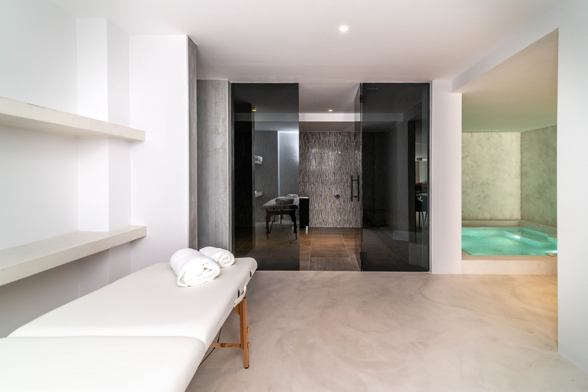 Photo 6 Detached Villa Nueva Andalucía, Costa del Sol, Málaga – R5024821