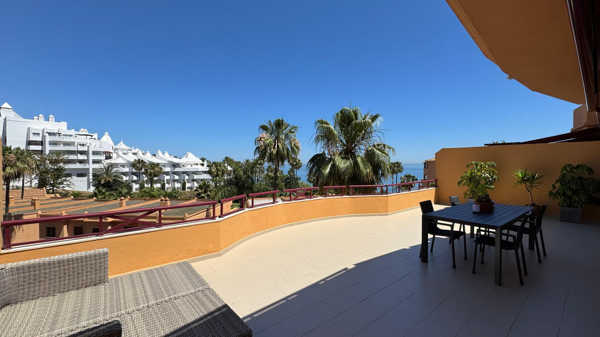 Photo 1 Middle Floor Apartment Estepona, Costa del Sol, Málaga – R5056135
