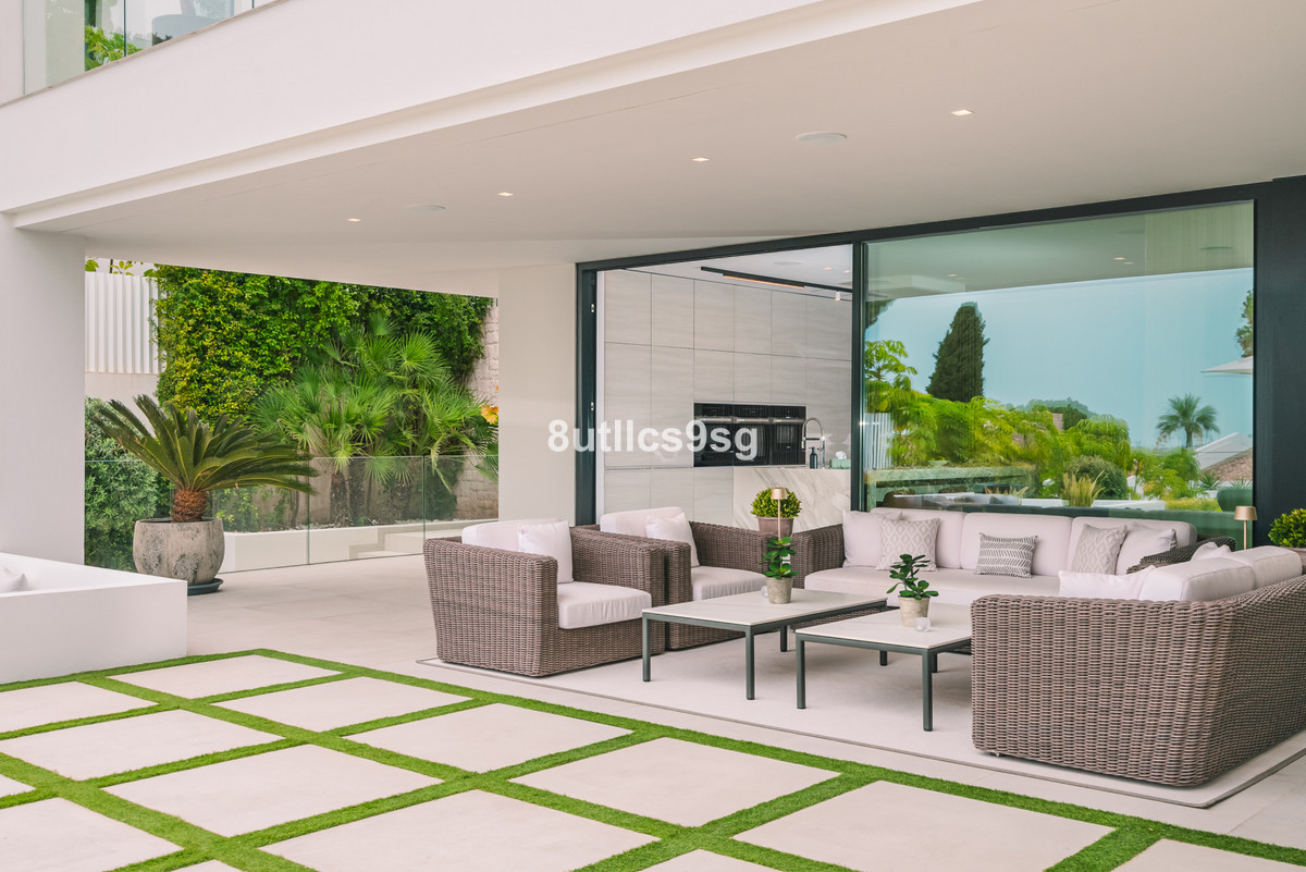 Photo 12 Detached Villa Nueva Andalucía, Costa del Sol, Málaga – R4922260