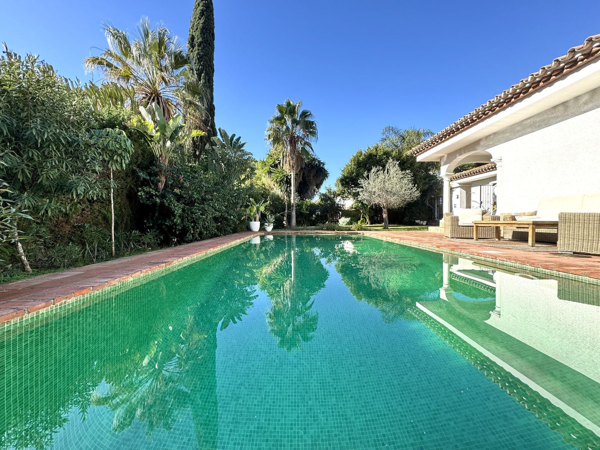 Photo 1 Detached Villa El Paraiso, Costa del Sol, Málaga – R4615102