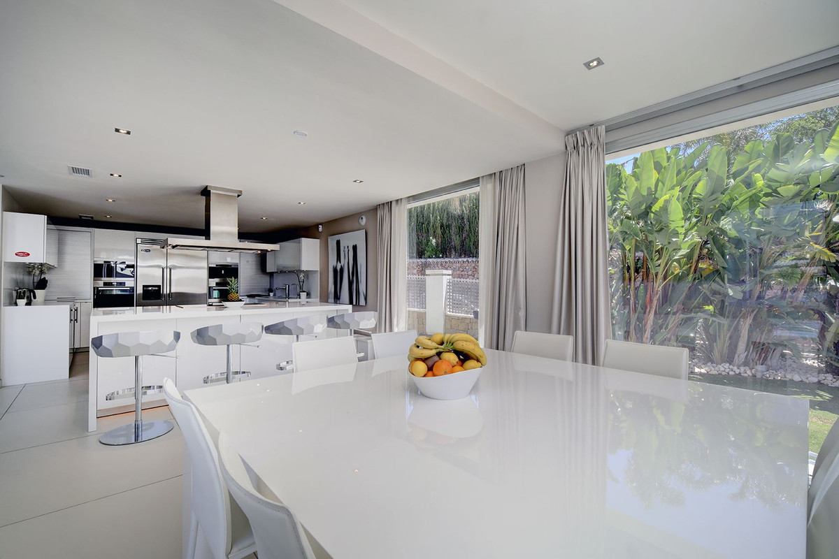 Photo 8 Detached Villa Nueva Andalucía, Costa del Sol, Málaga – R4301707
