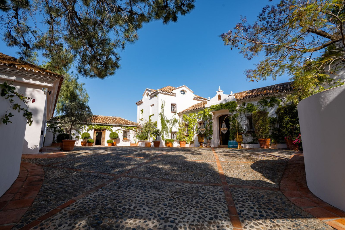 Photo 3 Detached Villa El Madroñal, Costa del Sol, Málaga – R5069785